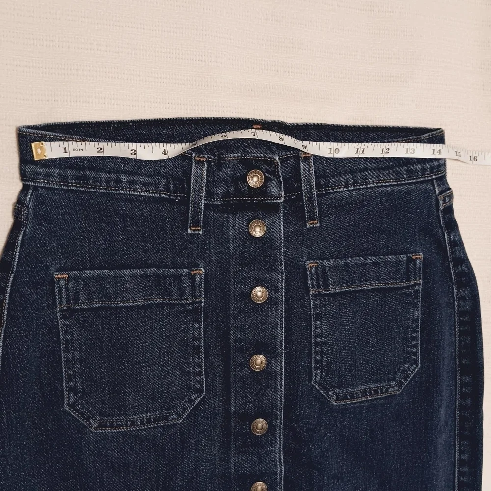 Levi’s snap front denim knee length skirt Size 26